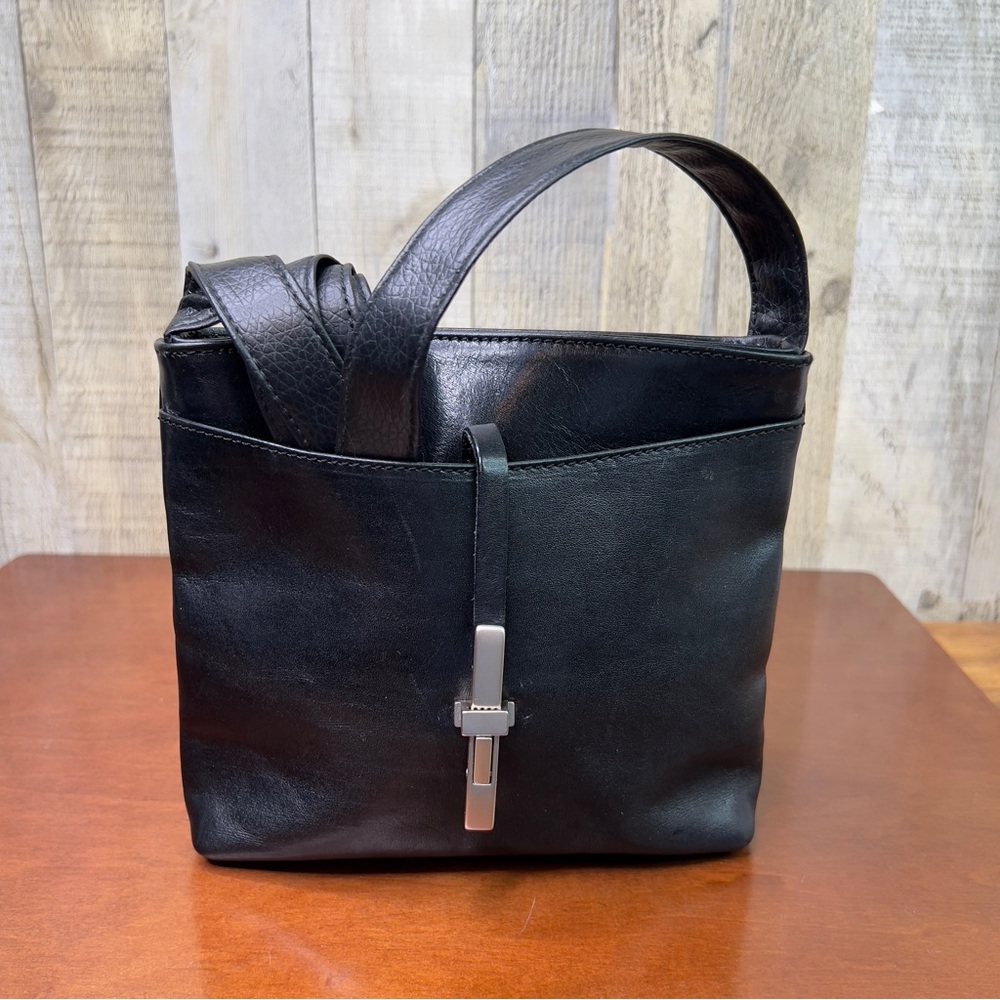 UNBRANDED BLACK SHOULDER BAG OUTSIDE ZIPPERED POCKET OUTSIDE LATCHED POC…